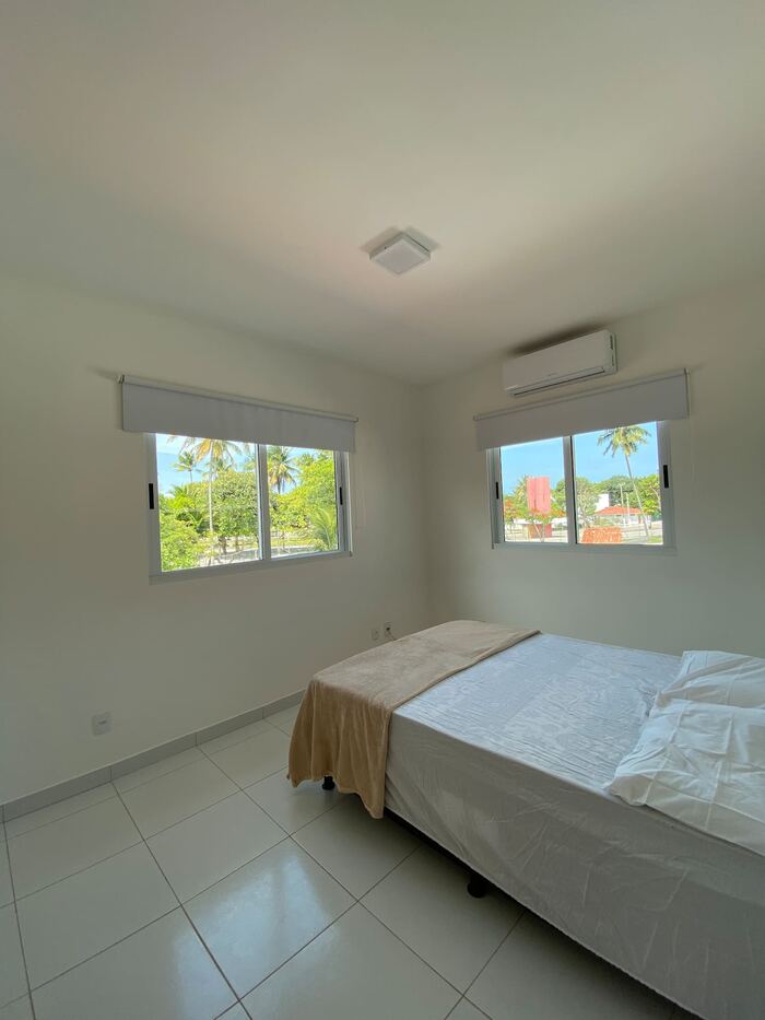 Quarto com cama de casal e ar-condicionado